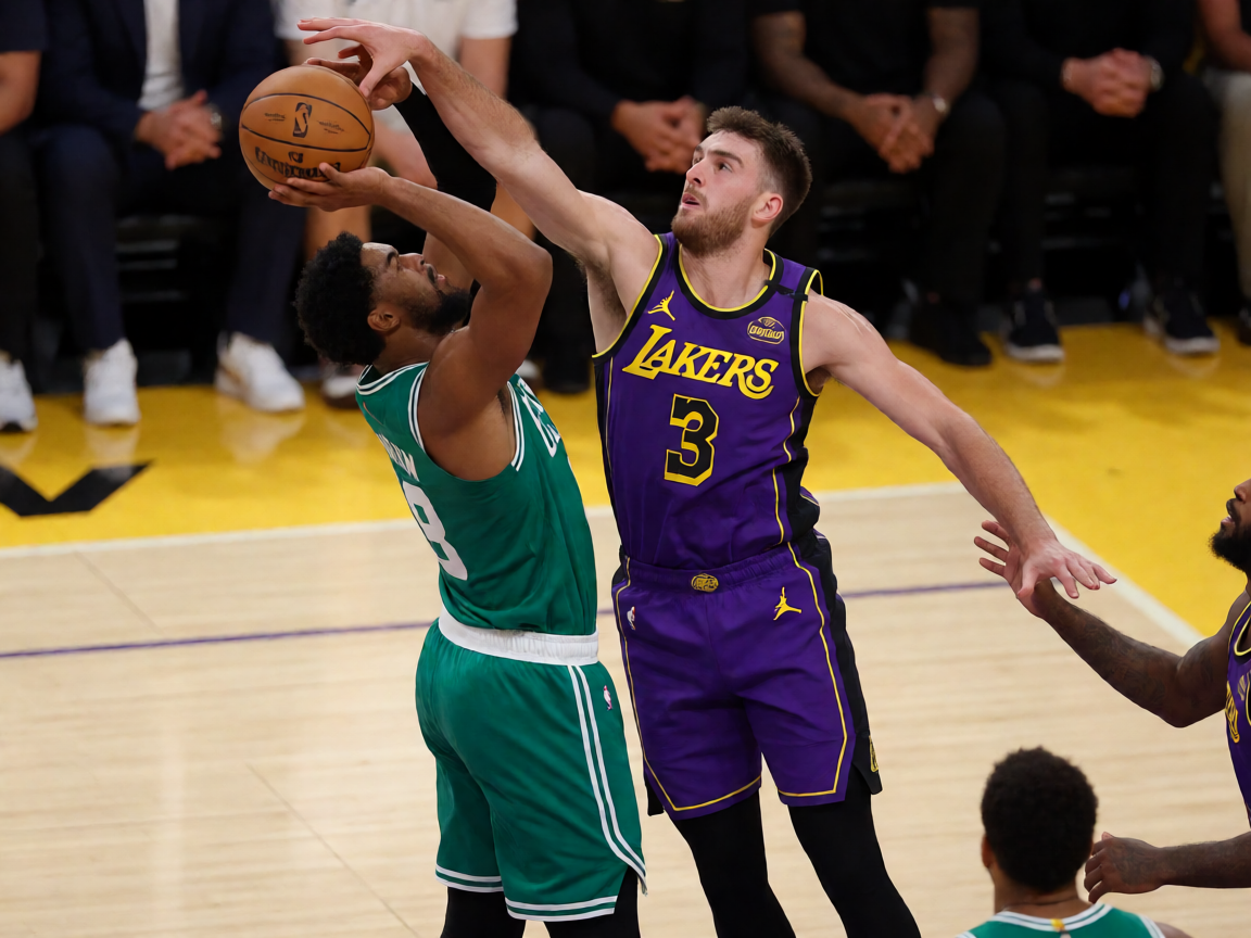 NBA篮球比赛现场，球员激烈对抗
